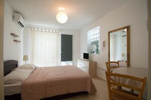 1 bedroom, WiFi, bed sheets - Studio Lillys , great for 2 people. (Banjole)