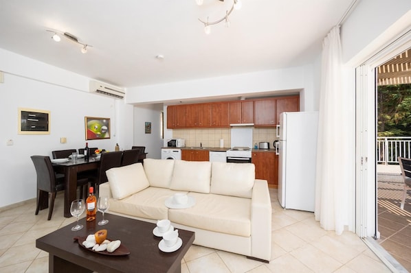 Un apartamento moderno con sala de estar, comedor y cocina.
