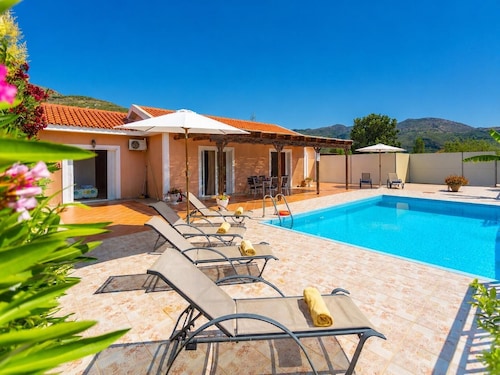Villa Peach - Two Bedroom Villa, Sleeps 5