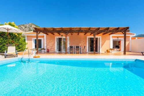 Villa Peach - Two Bedroom Villa, Sleeps 5