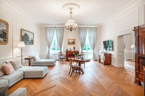 Fernseher, DVD-Player, Bücher, Videothek