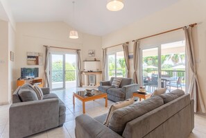 Fernseher, Kamin, DVD-Player