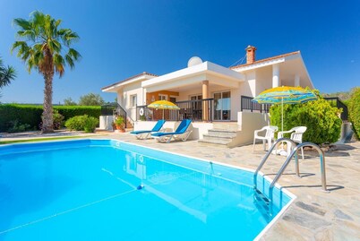 Villa Chrystalla - Three Bedroom Villa, Sleeps 6