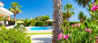 Villa Chrystalla - Three Bedroom Villa, Sleeps 6