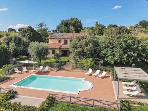 Villa mit umzäuntem Garten, privatem Pool und Klimaanlage, 1 km von Dorf.