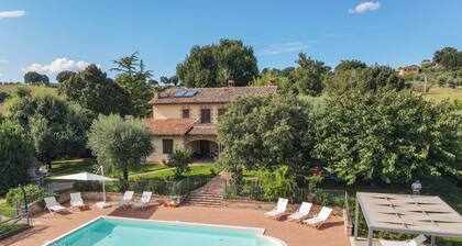 Detached villa with private pool & air conditoning at 1km from shops/restaurants