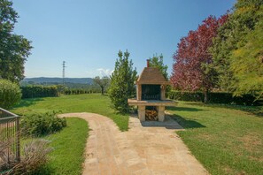 Property grounds - Detached villa with private pool & air conditoning at 1km from shops/restaurants (Avigliano Umbro)