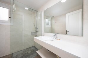 Douche, séchoir à cheveux, serviettes fournies