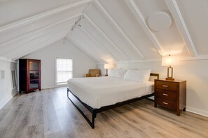 4 bedrooms, iron/ironing board, WiFi, bed sheets - Duval's Duet - Double Balconies Duval Street (Key West)