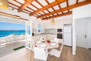 Refrigerador, microondas, horno y cafetera y tetera