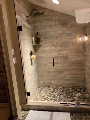 Baignoire, séchoir à cheveux, serviettes fournies, savon