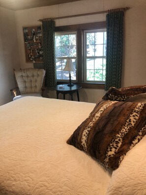 4 slaapkamers, een strijkplank/strijkijzer, gratis wifi, beddengoed