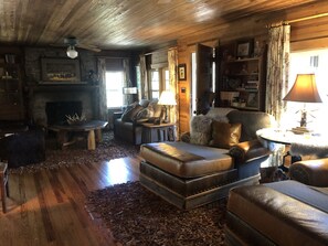 Een smart-tv, een open haard en boeken