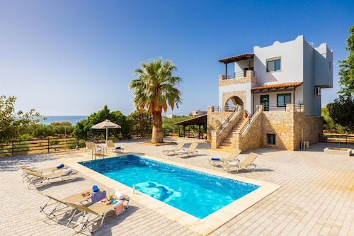 Theo Beach Villa - Four Bedroom Villa, Sleeps 9