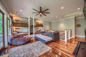 4 Schlafzimmer, Bügeleisen/Bügelbrett, Reisekinderbett, kostenloses WLAN