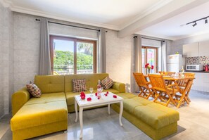 TV, books - Villa Aysel Paradise (Dalyan)