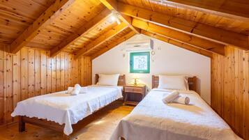 3 bedrooms, iron/ironing board, WiFi, bed sheets