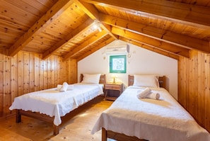 3 bedrooms, iron/ironing board, WiFi, bed sheets