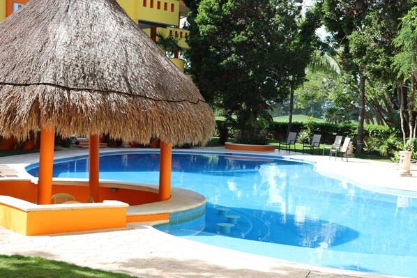Outdoor pool - Luxury Condo Close to the beach,Tropical Setting,Garden Patio, Golf Club Nearby  (Playa del Carmen)