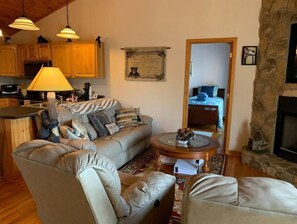 Smart-TV, Kamin, DVD-Player, Bücher