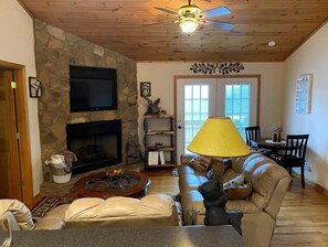 Smart-TV, Kamin, DVD-Player, Bücher