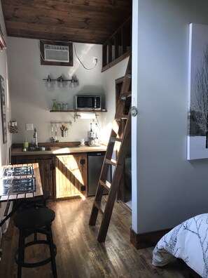 Refrigerador, microondas, cafetera y tetera y tostadora 