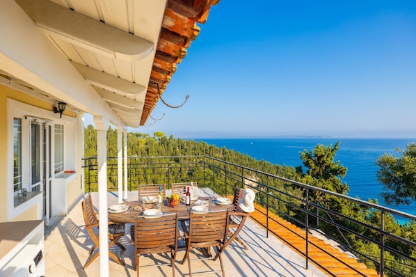 Outdoor dining - Villa Nefeli - Five Bedroom Villa, Sleeps 10 (Apergatika)