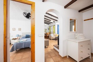 4 slaapkamers, een strijkplank/strijkijzer, reisbedje, wifi