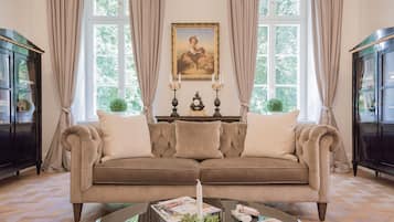 Tv, dvd-afspiller, bøger, videobibliotek