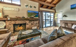 Télévision, cheminée, jeux vidéo