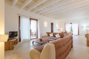 TV, fireplace, DVD player - Water Front Villa Shalom (Binibeca)