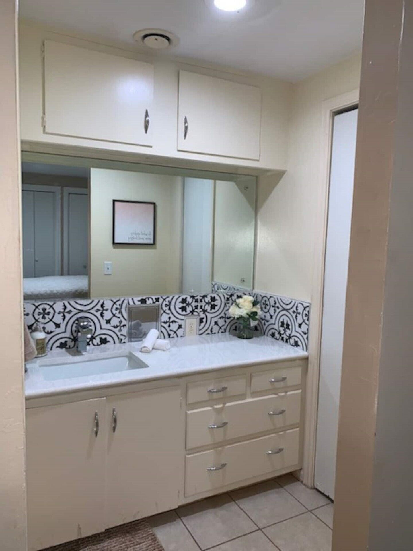 Sèche-cheveux, serviettes fournies, savon, papier toilette