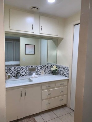 Secadora de cabello, toallas, jabón, papel de baño 