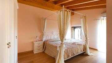 3 bedrooms, desk, iron/ironing board, WiFi
