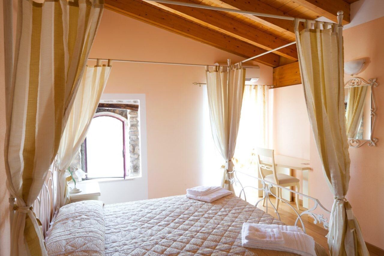 3 bedrooms, desk, WiFi, bed sheets