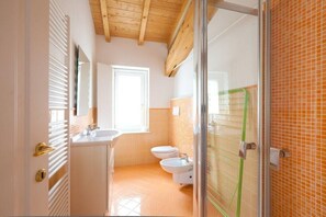 Regadera, secadora de cabello, bidet, toallas