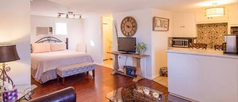 1 slaapkamer, een strijkplank/strijkijzer, wifi, beddengoed