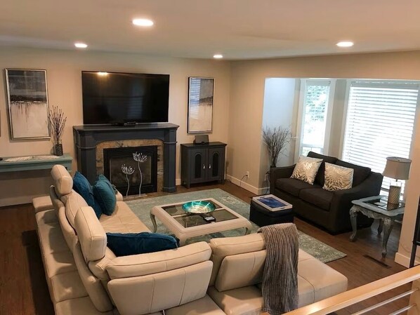 TV connectée, cheminée, livres