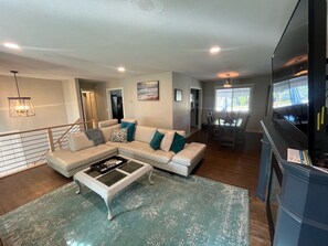 TV connectée, cheminée, livres