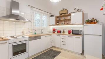 Frigorífico, microondas, horno y lavavajillas