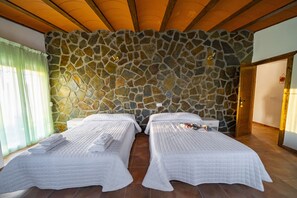 5 chambres, lit parapluie, draps fournis