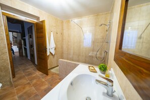 Douche, sĂšche-cheveux, bidet, serviettes fournies