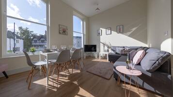 Business Apartment | Living area | Flat-screen TV