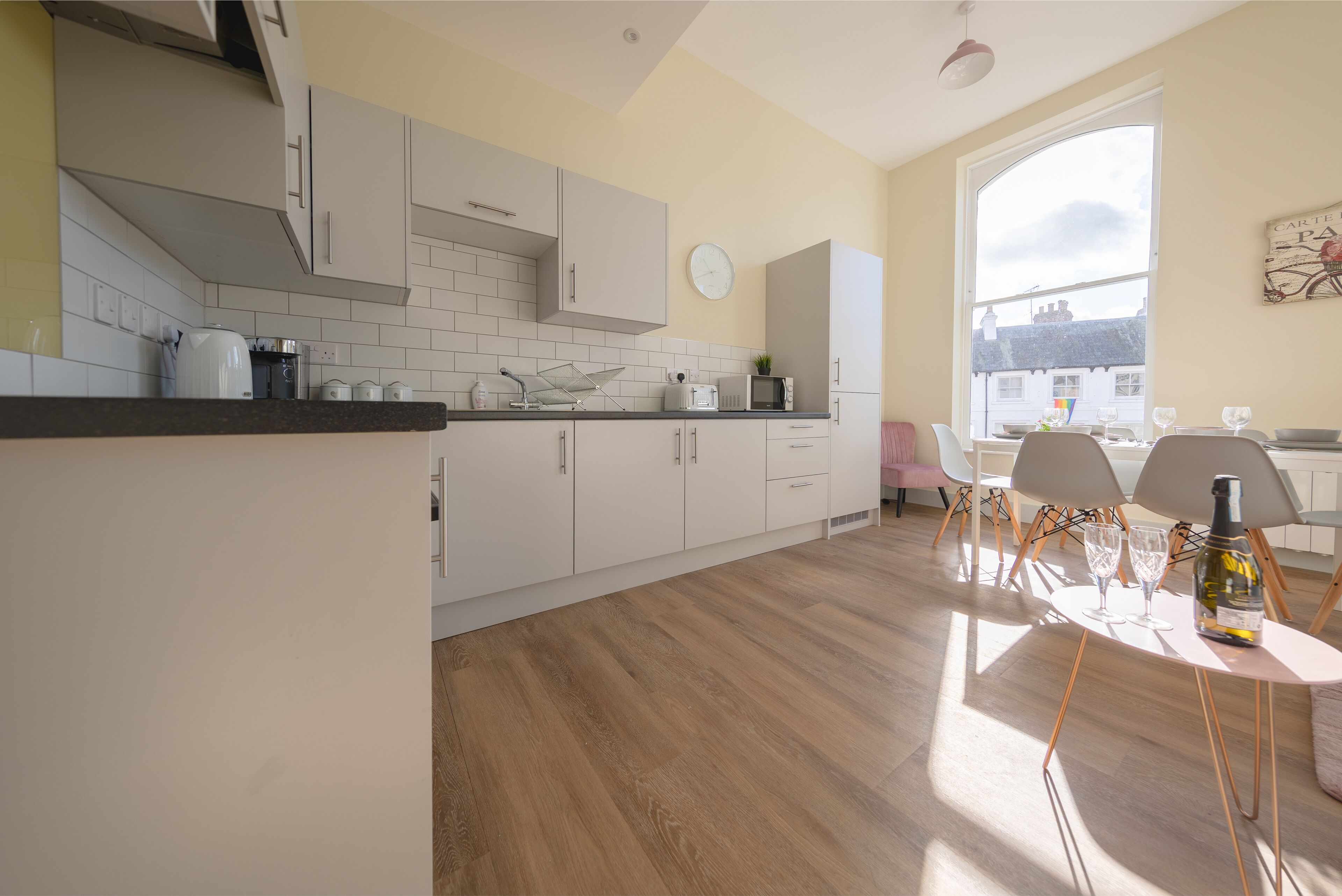 Appartement Affaires | Cuisine privée | Grand réfrigérateur, micro-ondes, four, plaque de cuisson