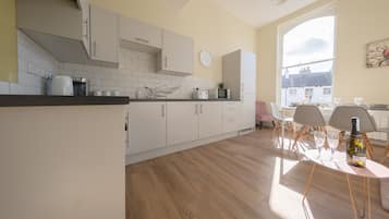 Appartement Affaires | Cuisine privée | Grand réfrigérateur, micro-ondes, four, plaque de cuisson