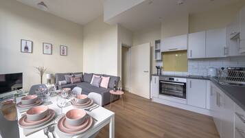 Business Apartment | Living area | Flat-screen TV