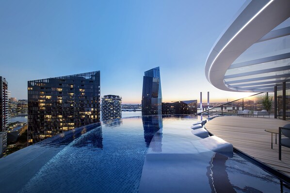 Piscine extérieure, chaises longues