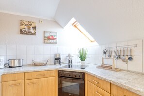 Fridge, microwave, stovetop, dishwasher