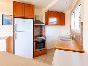 Cafetera/tetera, refrigerador, microondas, horno