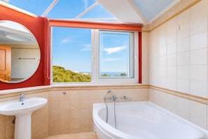 Bañera, secador de pelo, toallas